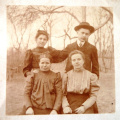 Wetzl Jánosné és lányai, Lujza és Matild divatos blúzokban 1909-ben.jpg