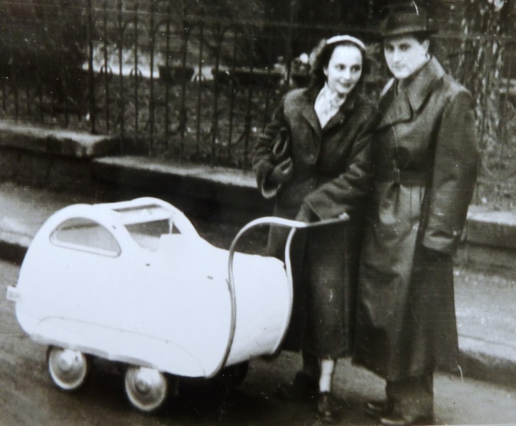 Fájl:Szántó József és felesége első kislányukkal 1956-ban.jpg