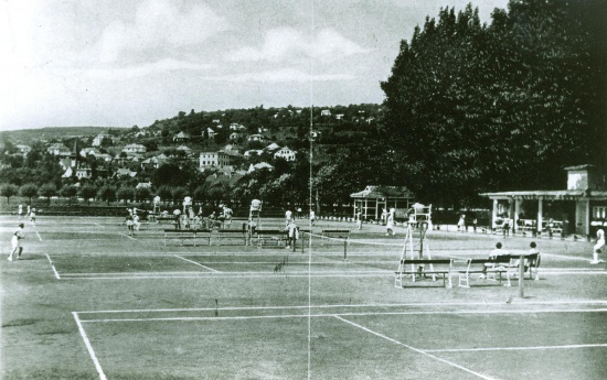 Tenisz pályák Balatonalmádiban. (1930)